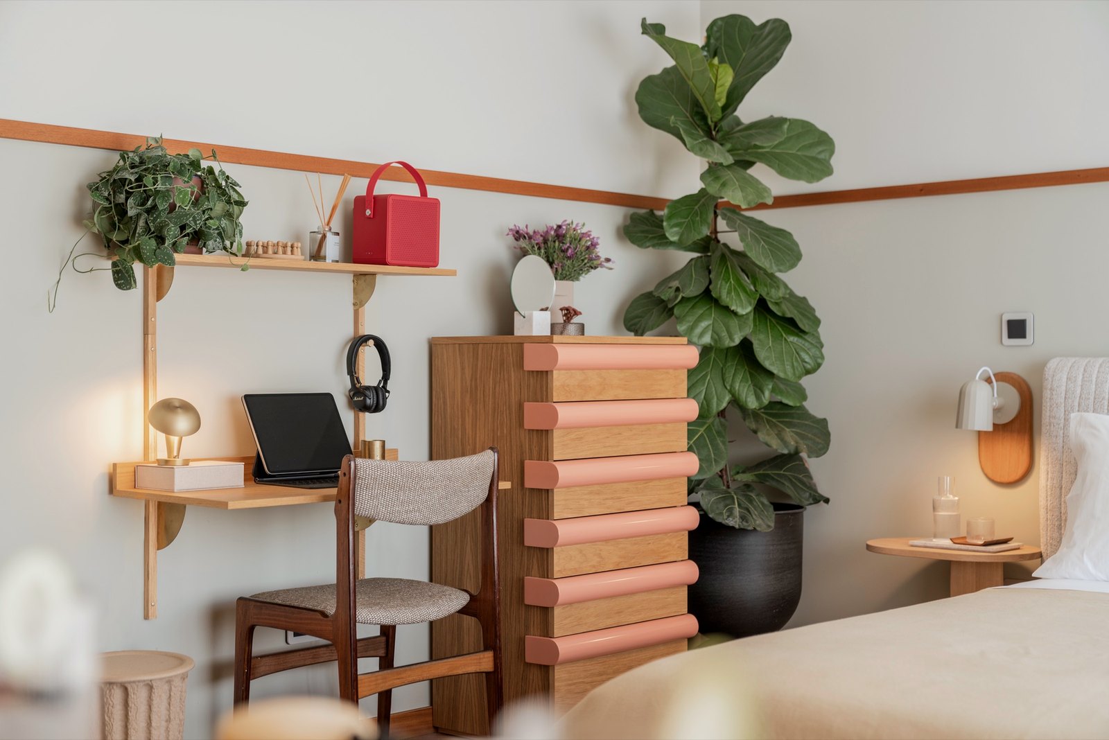 Botânica Living — Desk corner with a wall shelf, a striped chest of drawers and a tall fig plant