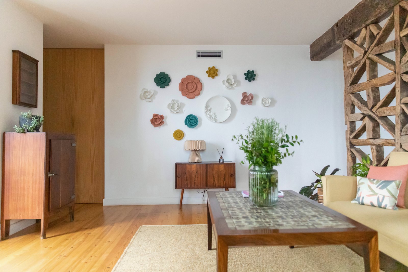 Socalco Nature Calheta — Living room with ceramic plates on the wall, a tiled coffee table and a yellow sofa
